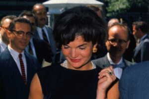 El anillo de compromiso de Jackie Kennedy establece tendencias en joyería con su diseño único