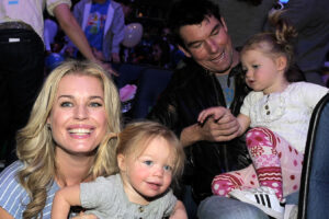 Las hijas gemelas de Rebecca Romijn están creciendo para parecerse a ella