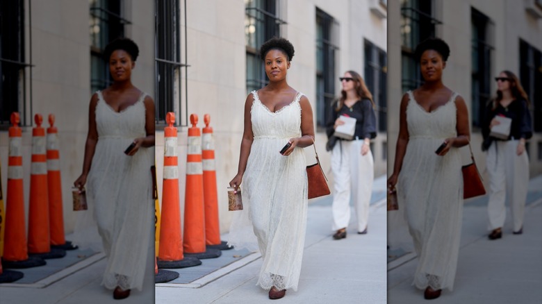 Una mujer con un vestido de encaje blanco que tiene cintura imperio.