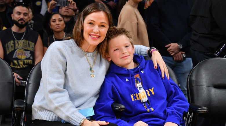 Jennifer Garner y su hijo Samuel Affleck en el partido de la NBA Los Angeles Lakers contra Golden State Warriors en Los Ángeles en marzo de 2023