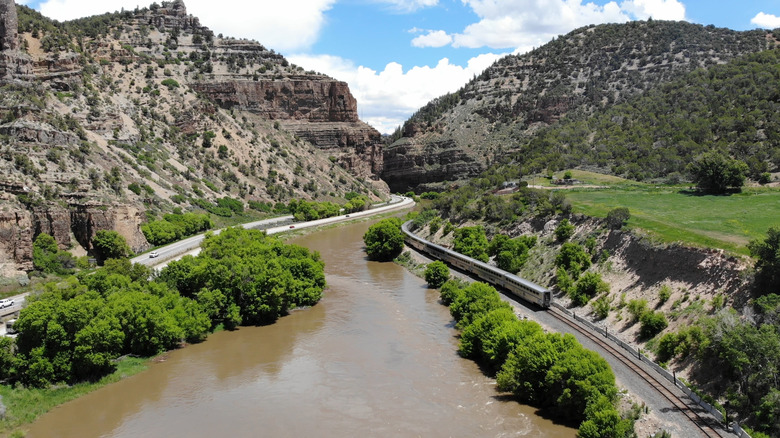 Tren que pasa por Glenwood Canyon, Colorado