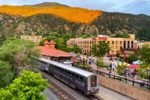 Olvídese de Durango y Silverton, la ruta menos conocida de Amtrak en Colorado pasa por una colorida ciudad, pueblos y vistas a las montañas
