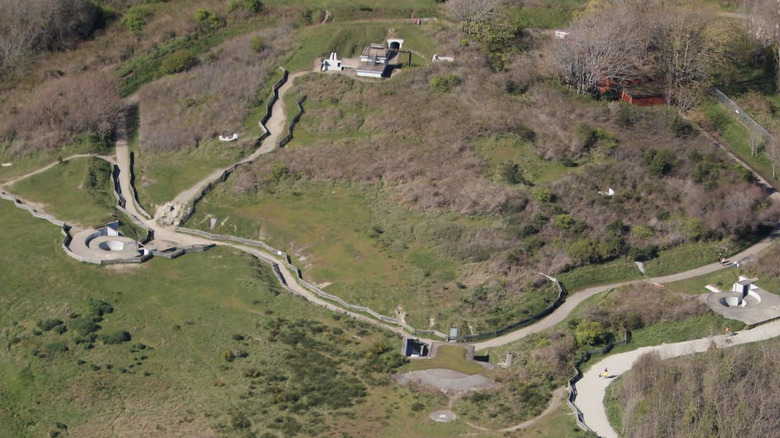 Una vista aérea de los senderos pavimentados que conectan las antiguas baterías de armas y otros edificios en Macaulay Point Park en la isla de Vancouver, Canadá.