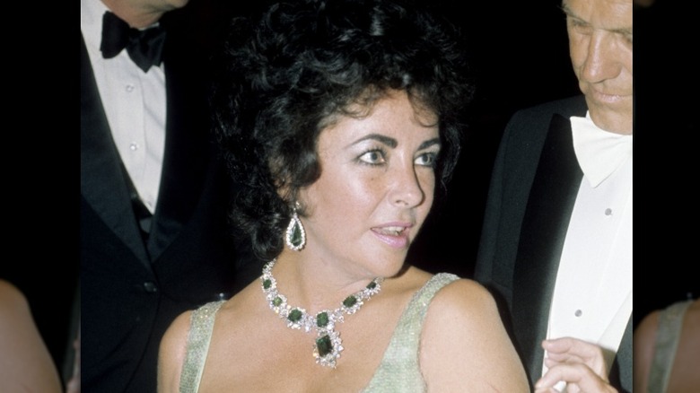 Elizabeth Taylor con vestido verde y gargantilla de cristal esmeralda