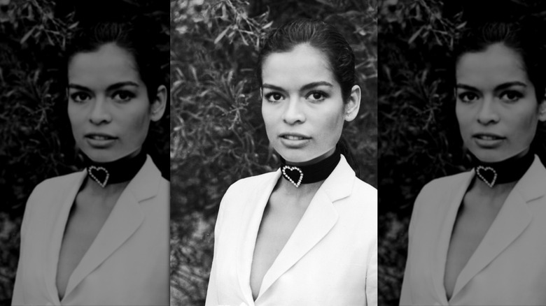 Bianca Jagger con blazer blanco y gargantilla negra