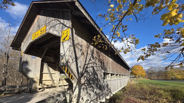 Exterior del puente cubierto de Caine Road