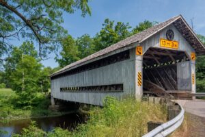 Cerca de la frontera de Ohio, entre Cleveland y Erie, hay un pueblo con encanto histórico, puentes cubiertos y buena comida.