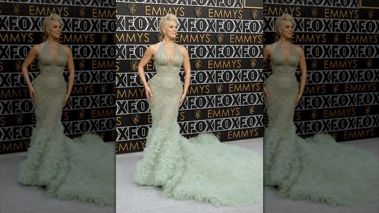 Hannah Waddingham en los premios Emmy 2024 con un vestido verde pálido con una cola larga con volantes.