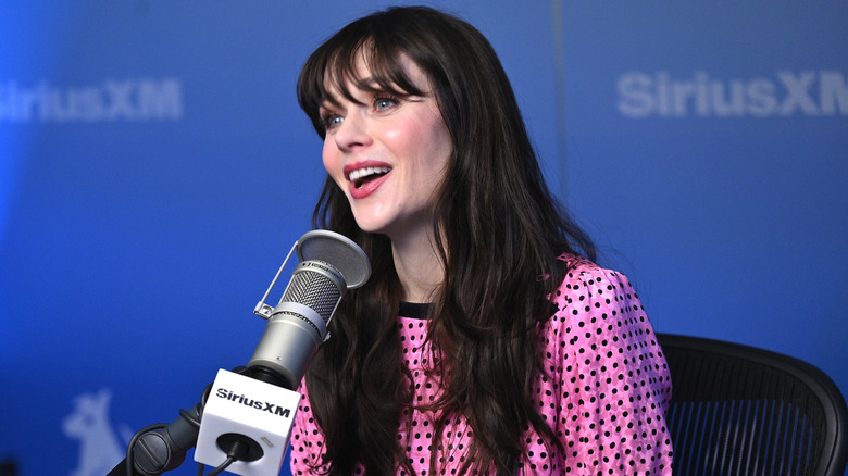Zooey Deschanel visita el Morning Mash Up en SiriusXM Studios el 10 de diciembre de 2025 en la ciudad de Nueva York