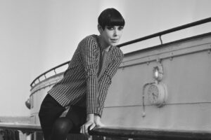 La modelo de los años 60 Peggy Moffitt lució su atrevido estilo característico hasta los 80