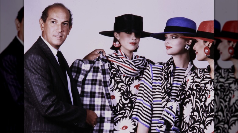 Oscar de la Renta posa con sus modelos en 1984.