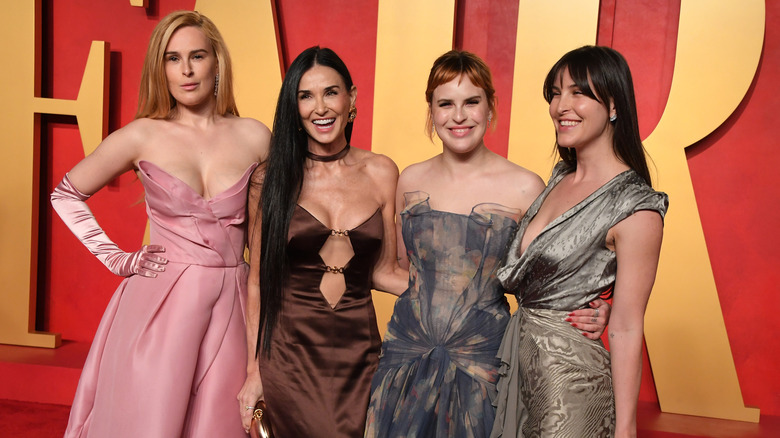 Demi Moore y sus hijas en una alfombra roja