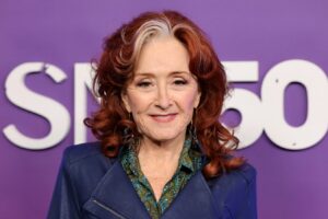 Bonnie Raitt no rehuye su mecha de cabello gris: lo muestra