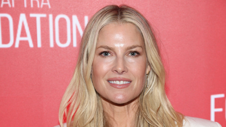Ali Larter con el pelo ondulado sonriendo en un evento.