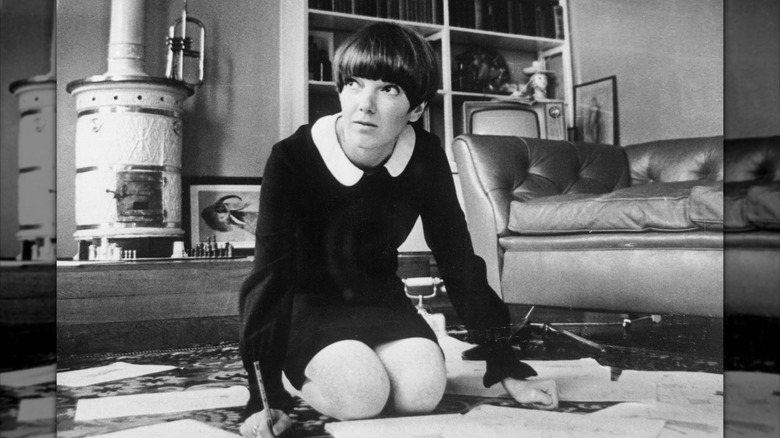 Mary Quant posa para un retrato en 1965.