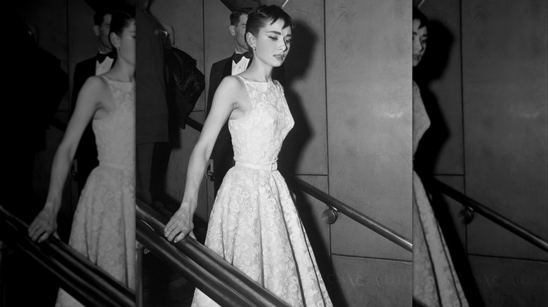 Audrey Hepburn en la 26ª edición de los Premios de la Academia en la ciudad de Nueva York en 1954