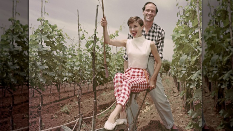 Audrey Hepburn y su marido Mel Ferrer en un viñedo en Italia alrededor de 1955