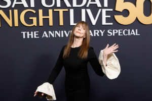 La hija de la estrella original de SNL, Laraine Newman, Hannah Einbinder, es tan impresionante como ella