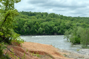Entre Tulsa y Springfield se encuentra la encantadora ciudad pequeña de Oklahoma con diversión en el lago, parques estatales y senderos