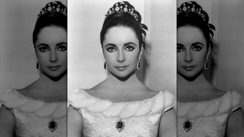Un retrato publicitario de Elizabeth Taylor con joyas de Bvlgari en 1963.