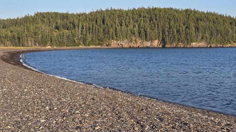 Una vista de Jasper Beach en Machiasport a lo largo de la audaz costa de Maine