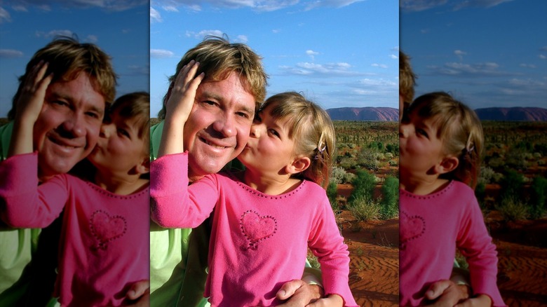 Bindi Irwin besando a Steve Irwin en la cara frente a Uluru