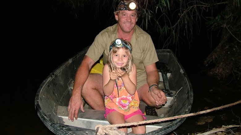 Steve Irwin y Bindi Irwin en un barco con faros