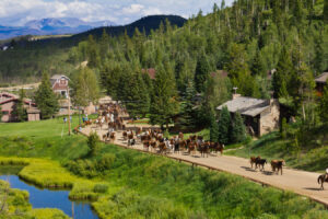 A unas 2 horas de Denver se encuentra el pintoresco Mountain Dude Ranch de Colorado, con una vibrante escena gastronómica y diversión vaquera.