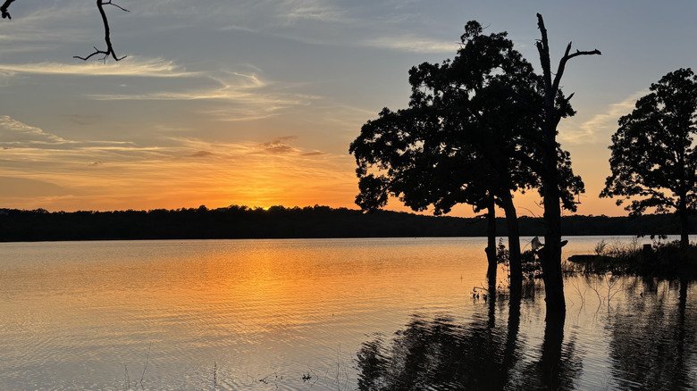 Atardecer en el lago Keystone en Sand Springs, Oklahoma