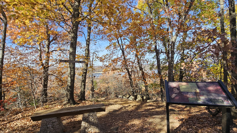 Mirador panorámico con follaje otoñal en Keystone Ancient Forest en Sand Springs, Oklahoma