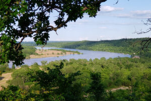 Cerca de Tulsa se encuentra una ciudad desconocida del Medio Oeste llena de retiros en la naturaleza, diversión en el lago y encanto histórico