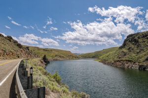Esta joya de Nevada junto a un lago artificial es un escape panorámico al aire libre con vistas a la montaña, campamentos y vida silvestre