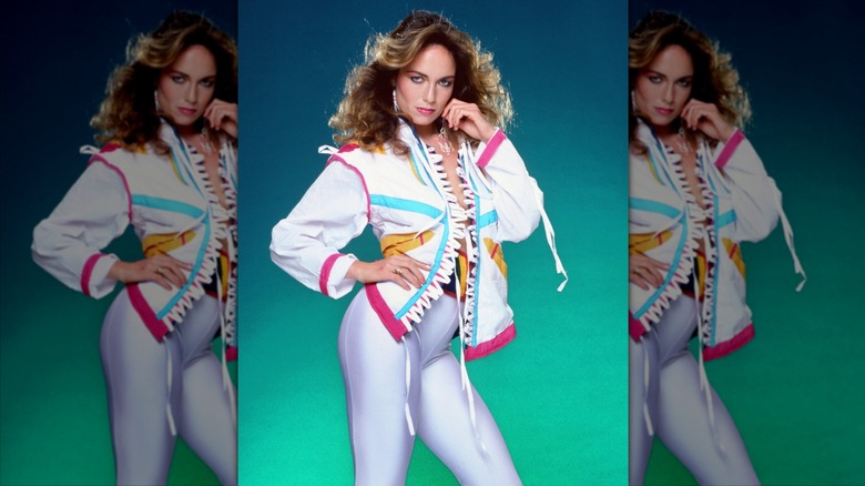 Catherine Bach posa con unos leggings blancos brillantes y una cazadora bomber neón
