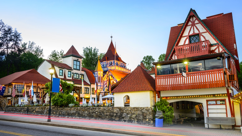 Coloridos edificios de estilo bávaro en Helen, Georgia