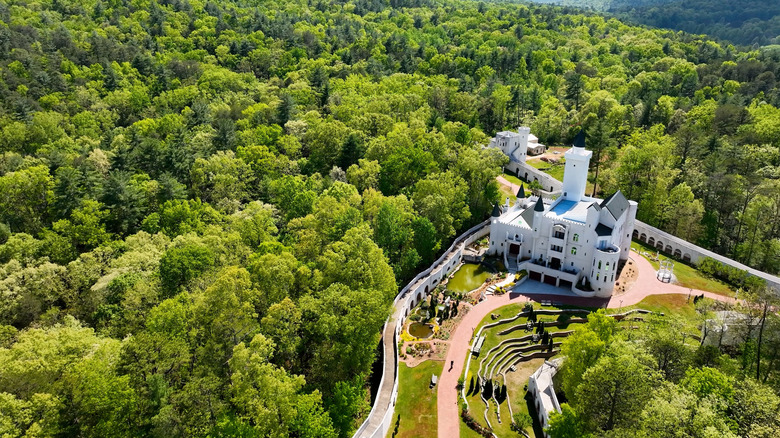 Una vista aérea del castillo de Uhuburg, de color blanco reluciente, cerca de Helen, condado de White, Georgia