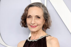 La estrella de Frasier, Bebe Neuwirth, está abrazando sutilmente sus rizos canosos