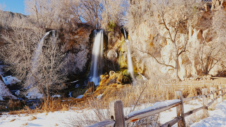 Trío de cascadas que caen desde una cresta en el Parque Estatal Rifle Falls, Colorado