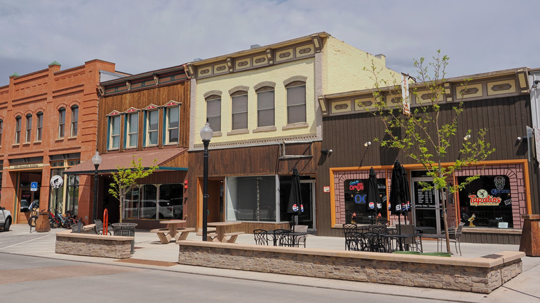 Los edificios históricos bordean las calles del centro de Rifle, Colorado