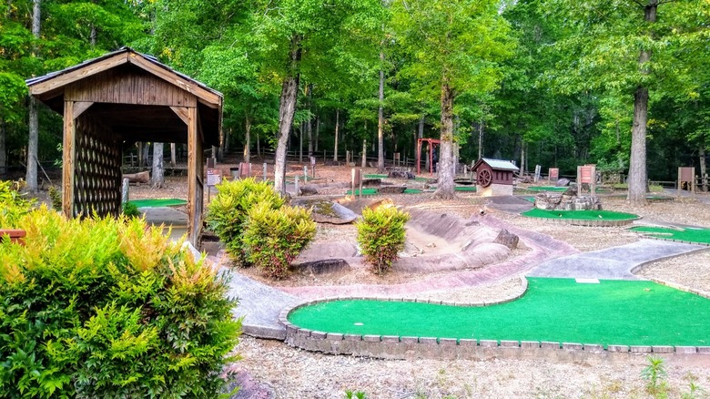 El campo de minigolf Spirit of the River en Hurricane Shoals Park, Georgia