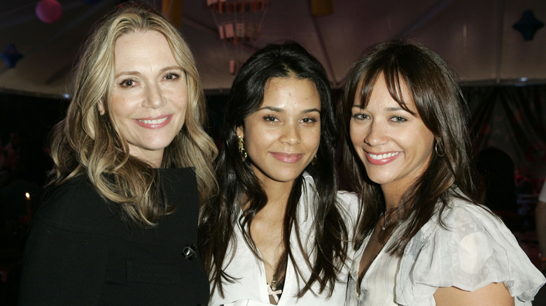 Peggy Lipton, Kidada Jones y Rashida Jones sonriendo.