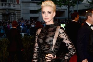 No es el vestido rosa de los Oscar: este es el verdadero momento mejor vestido de Anne Hathaway en 2013