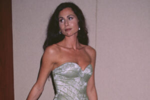 Los looks de la temporada de entrega de premios de 1998 de Minnie Driver demuestran que es un ícono de la moda subestimado