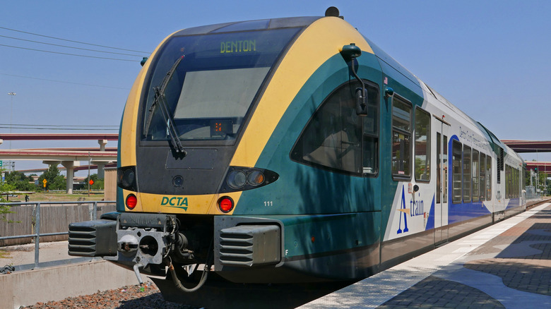 Un motor de tren ligero se estaciona en una estación cerca de Carrollton, Texas, en un día soleado