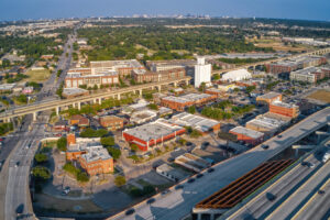 Olvídese de Florida, retírese a este suburbio sin salida al mar de Dallas con diversos restaurantes y encantadoras calles bordeadas de ladrillos