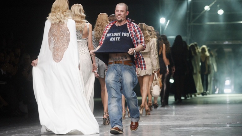 Alexander McQueen muestra su 