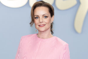 Kimberly Williams-Paisley destacó el peculiar estilo característico de Diane Keaton con compras en subastas