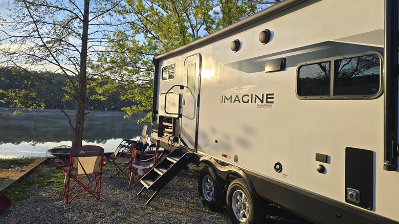 Un remolque estacionado en un campamento frente al mar en Paul Grist State Park, Alabama