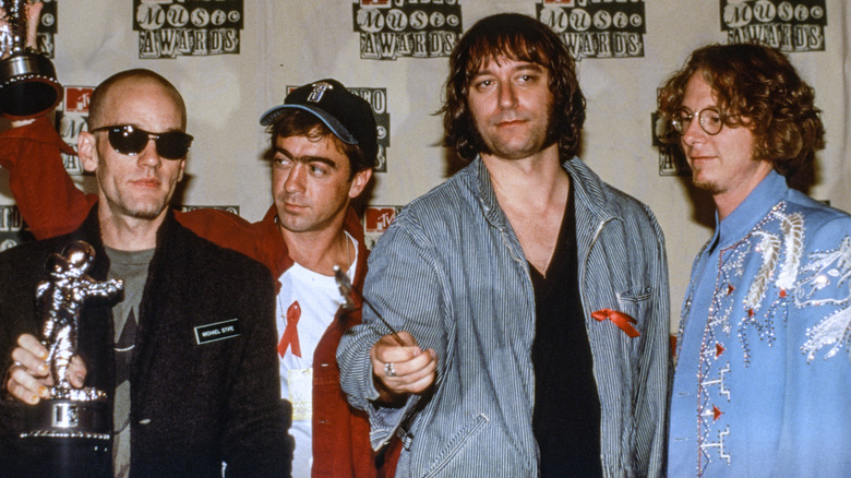 REM posando en la alfombra roja de los MTV Music Video Awards.