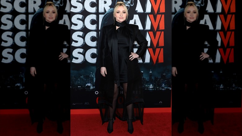 Hayden Panettiere vistiendo un traje completamente negro con el cabello recogido en un moño alto en marzo de 2023.