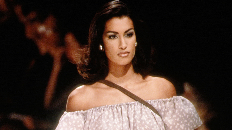 Yasmeen Ghauri desfila por la pasarela de Armani en 1992